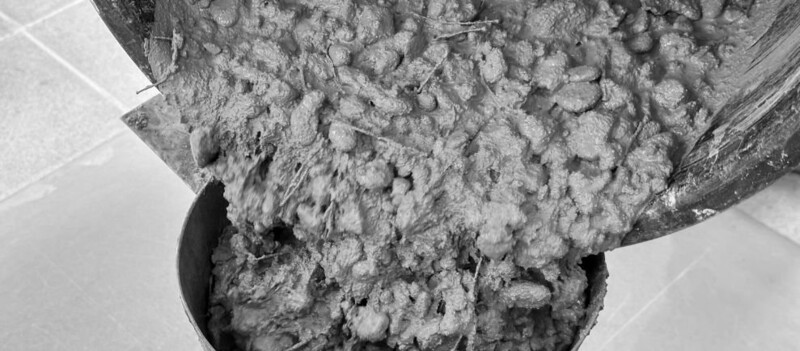 Bei der Herstellung von faserverstärktem Beton ist die richtige Betonkonstruktion entscheidend, um eine homogene Verteilung der Fasern zu gewährleisten.