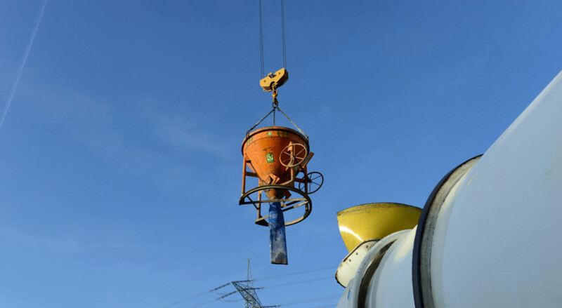 Mit dem Betontrichter wird der Beton in luftige Höhe transportiert