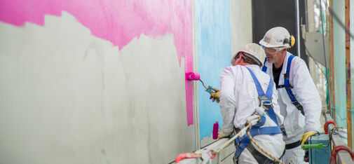 Die von Künstler Martin Heuwold genau nach Plan an das Gebäude vorgezeichneten Bauklotz-Motive wurden anschließend Schritt für Schritt in den sechs Covestro-Farben und verschiedenen Farbschattierungen ausgemalt. © Fotos: Covestro AG; Künstler: Martin Heuwold