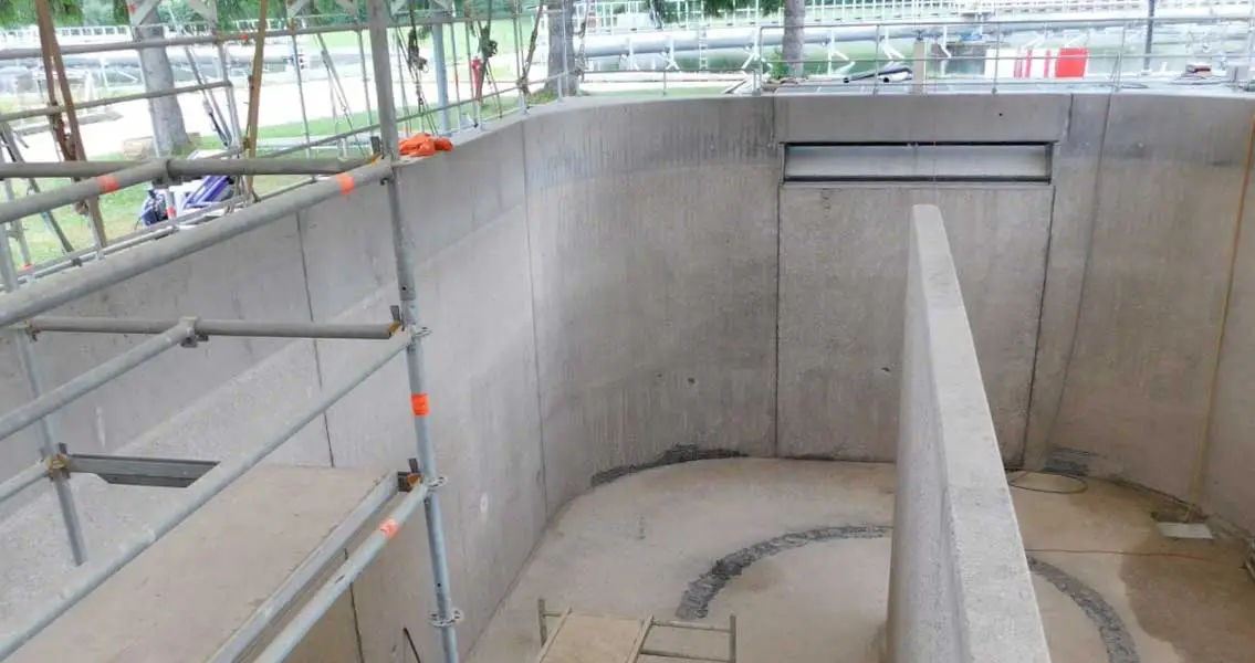 Das Becken wurde für die Dauer der Instandsetzungsarbeiten komplett eingehaust