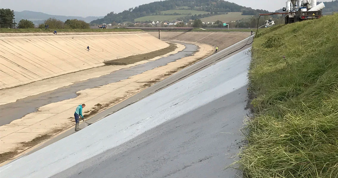 Ausführung der Abdichtung auf dem planen Untergrund. 