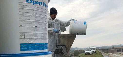 Je nach Situation und Anforderung des Kanalabschnitts, wurde die bitumenfreie, zweikomponentige Abdichtung MC-Proof eco und die einkomponentige, flexible Dichtungsschlämme MC-Proof 601 HT aufgebracht.