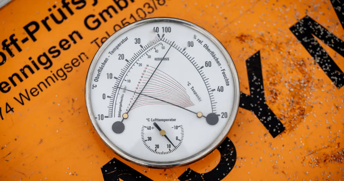 Die klimatischen Randbedingungen waren mit unter 8 °C Lufttemperatur sowie hoher Luft- und Bauteilfeuchtigkeit sehr anspruchsvoll.
