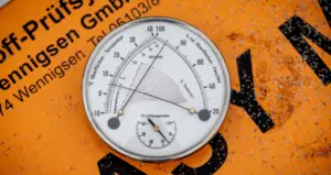 Die klimatischen Randbedingungen waren mit unter 8 °C Lufttemperatur sowie hoher Luft- und Bauteilfeuchtigkeit sehr anspruchsvoll.