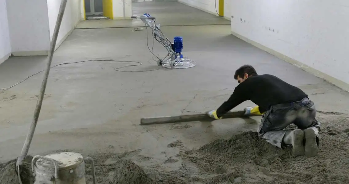 Estricheinbau in einem Versorgungstunnel des Virchow-Klinikum der Charité Berlin