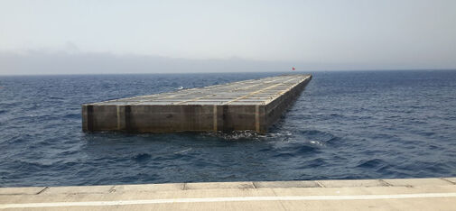 Blick auf die hochhaushohe Produktionsanlage der Schwimmkästen am Hafen Los Marmoles in Arrecife auf Lanzarote. 