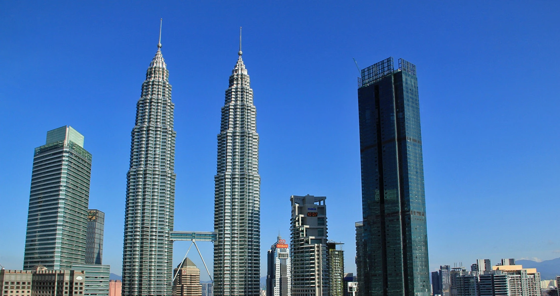 Der 343 Meter hohe Wolkenkratzer des Four Seasons Place liegt in unmittelbarer Nähe zu den bekannten Petronas Towers und wird mit 77 Stockwerken das zweithöchste Gebäude der Stadt sein.