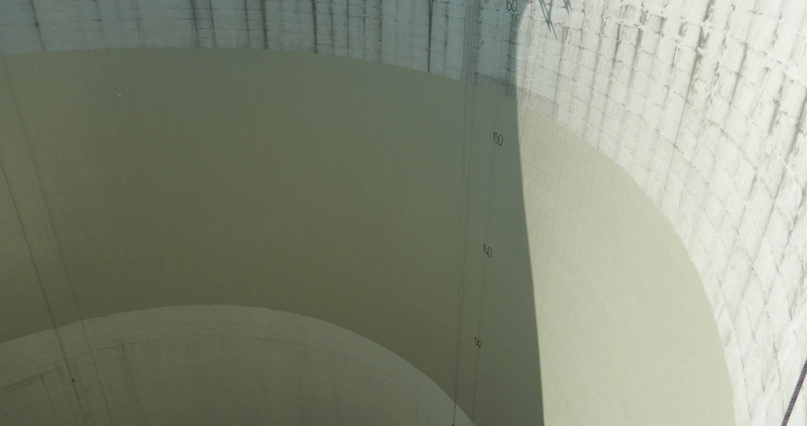 Blick auf die instand gesetzte Innenschale eines Kühlturms des Braunkohlekraftwerks Lippendorf
