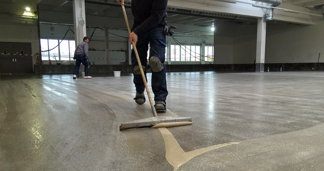 Blick in die neue Produktionshalle von Resch & Frisch, einem der größten österreichischen Backwarenbetriebe. Resch & Frisch entschied sich für eine Bodenbeschichtung mit MC-DUR TopSpeed, da der Baubeginn in den Winter fiel und die Restfeuchte der Estriche zu hoch war, um sie mit Standard-EP- oder -PU-Beschichtungen zu beschichten.