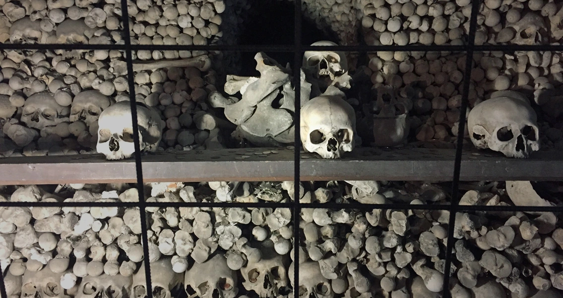 Feuchtigkeit und Salze hatten dem Mauerwerk der drei oben abgebildeten historischen Bauwerke stark zugesetzt. Blick auf einen der Knochenberge im Beinhaus in Sedlec.