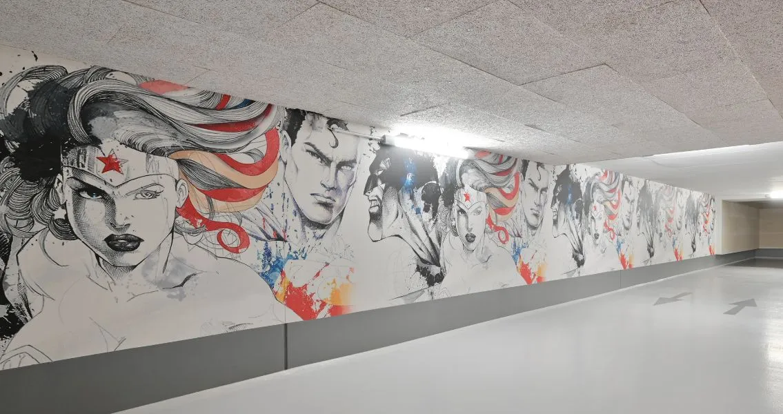 Die Wände der Tiefgarage sind kunstvoll mit Darstellungen von Comic-Superhelden gestaltet.