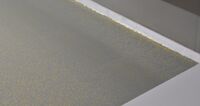 In die indivuduell gestaltete, hoch widerstandsfähige OS 8-Parkhausbeschichtung wurden goldene Farbchips eingearbeitet.