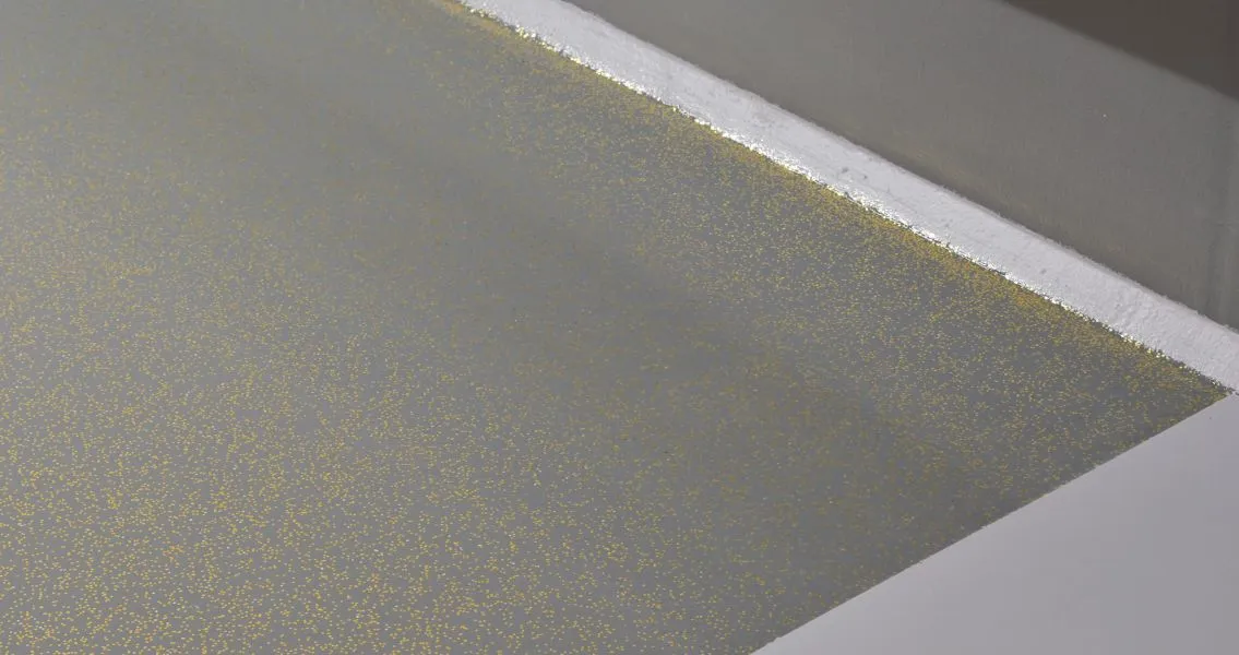In die indivuduell gestaltete, hoch widerstandsfähige OS 8-Parkhausbeschichtung wurden goldene Farbchips eingearbeitet.