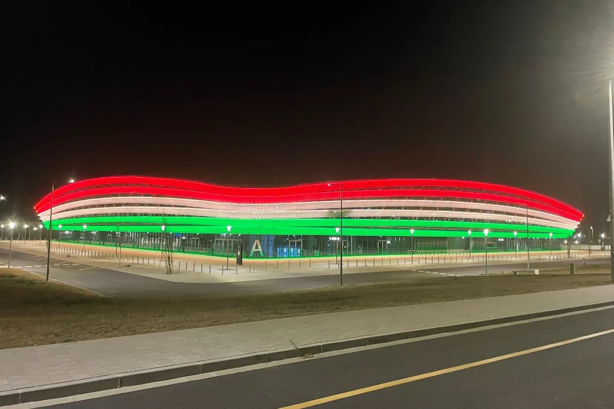 Die Alba-Arena ist ein multifunktionales Veranstaltungs- und Kulturzentrum mit einer Gesamtnettofläche von 23.730 m².