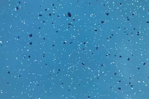 Nahaufnahme des auffallend blauen Designbodens im Foyer und in den Arenagängen