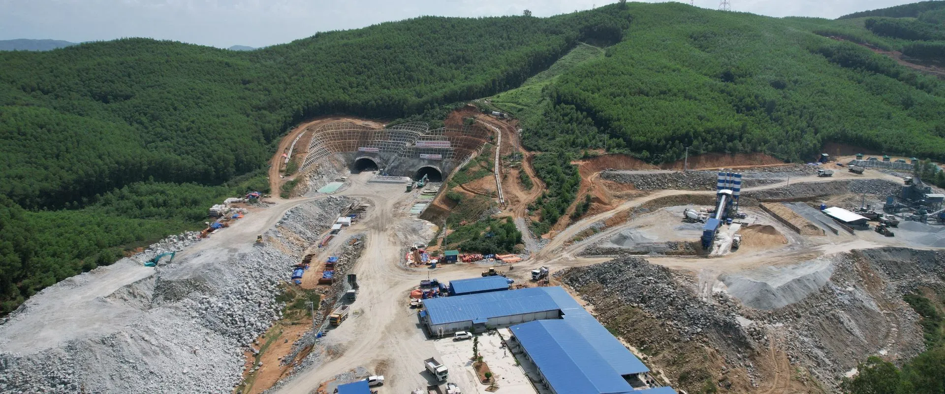 Blick auf die Großbaustelle mit mobilen Betonmischanlagen