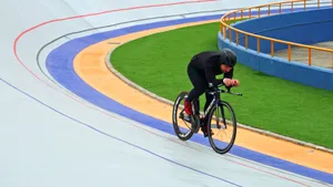 Radfahrer testet die neu beschichtete Radrennbahn