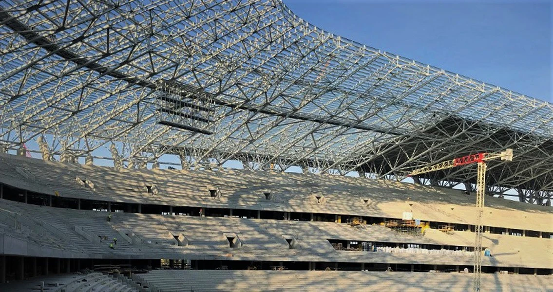 Blick auf die Ränge des Neuen Puskás-Stadions in Budapest. Dort wurden 15.000 m² Bodenfläche auf den Tribünen mit MC-DUR TopSpeed flex, der flexibilisierten Rollbeschichtung mit rissüberbrückenden Eigenschaften, ausgeführt.