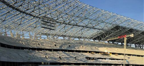 Blick auf die Ränge des Neuen Puskás-Stadions in Budapest. Dort wurden 15.000 m² Bodenfläche auf den Tribünen mit MC-DUR TopSpeed flex, der flexibilisierten Rollbeschichtung mit rissüberbrückenden Eigenschaften, ausgeführt.