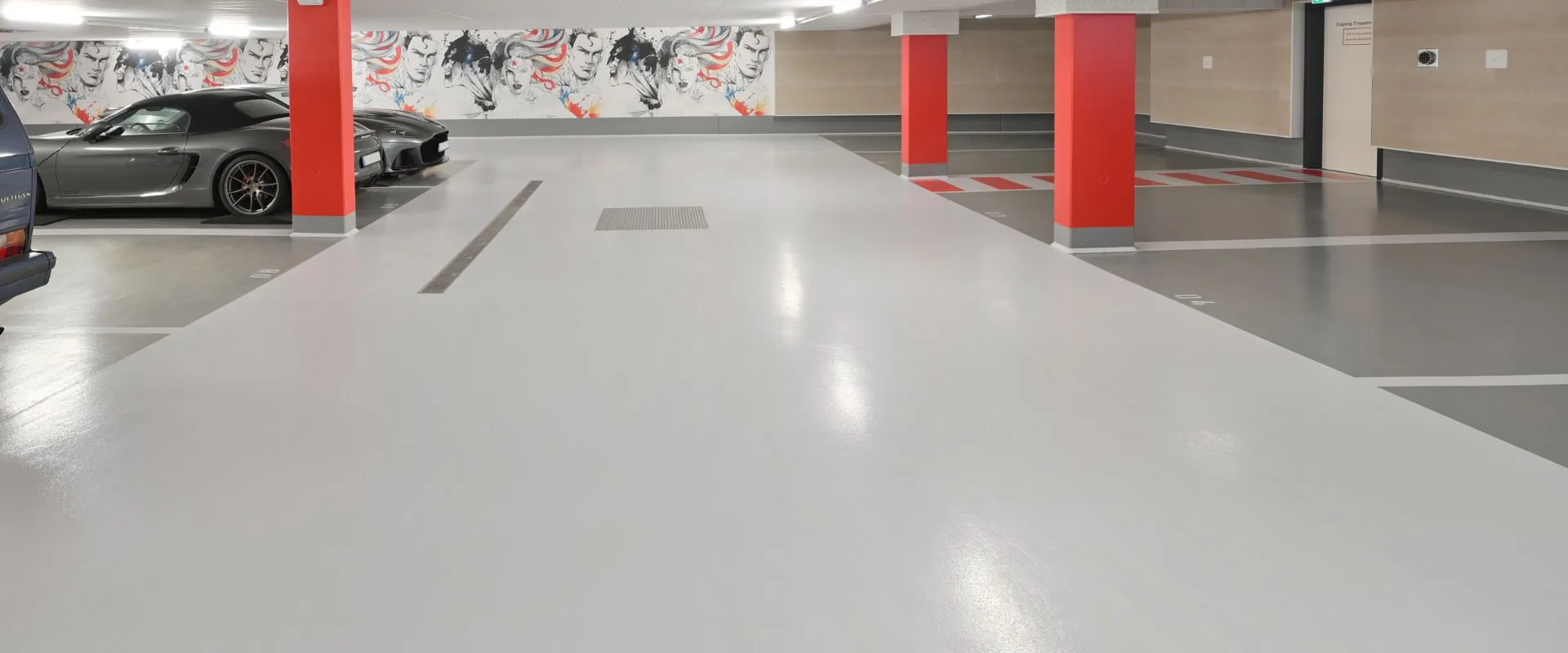 Sicht auf die kunstvoll gestaltete Tiefgarage mit Darstellungen von Comic-Superhelden an den Wänden