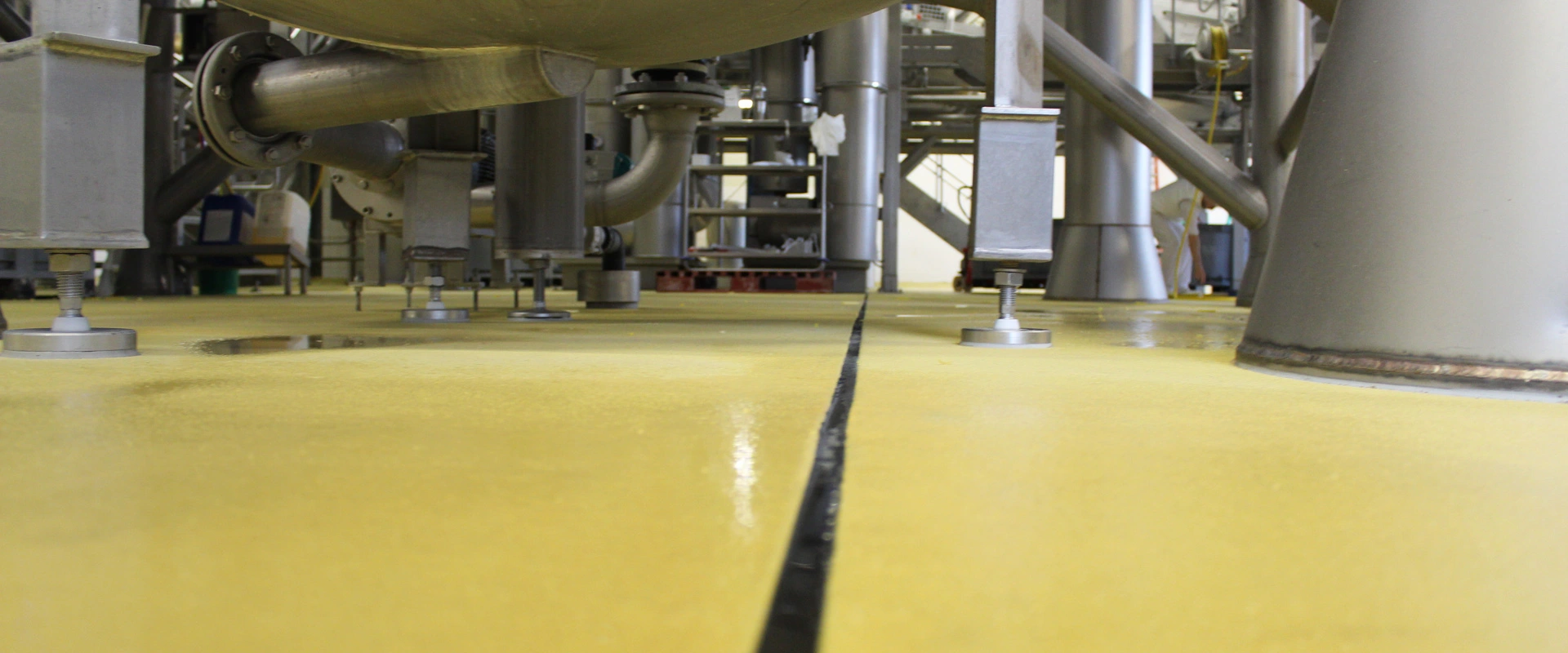 Auf Wunsch der KADI AG wurde das Industriebodensystem der MC exklusiv in einem gelben Sonderfarbton geliefert