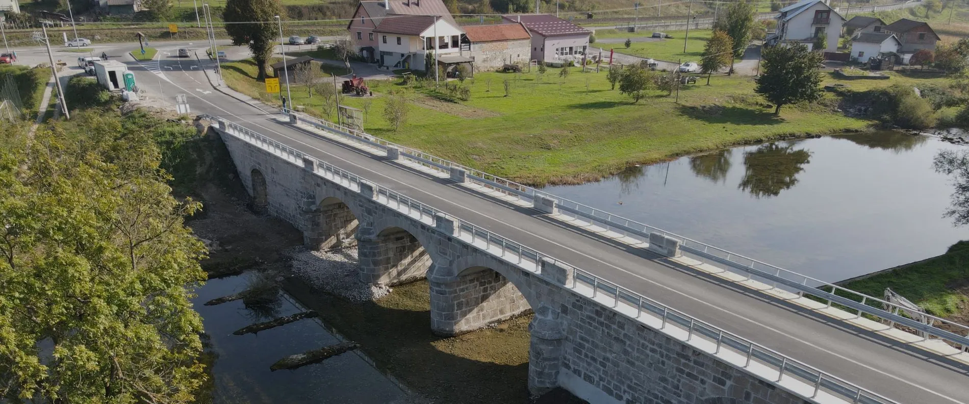 Blick auf die Mollinary-Steinbrücke und den Fluss Dobra