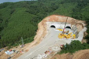 Blick auf die zwei Tunneleingänge