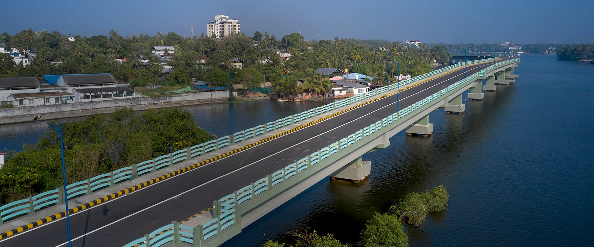 Blick auf die beschichtete Asraman-Brücke über dem Ashtamudi-See