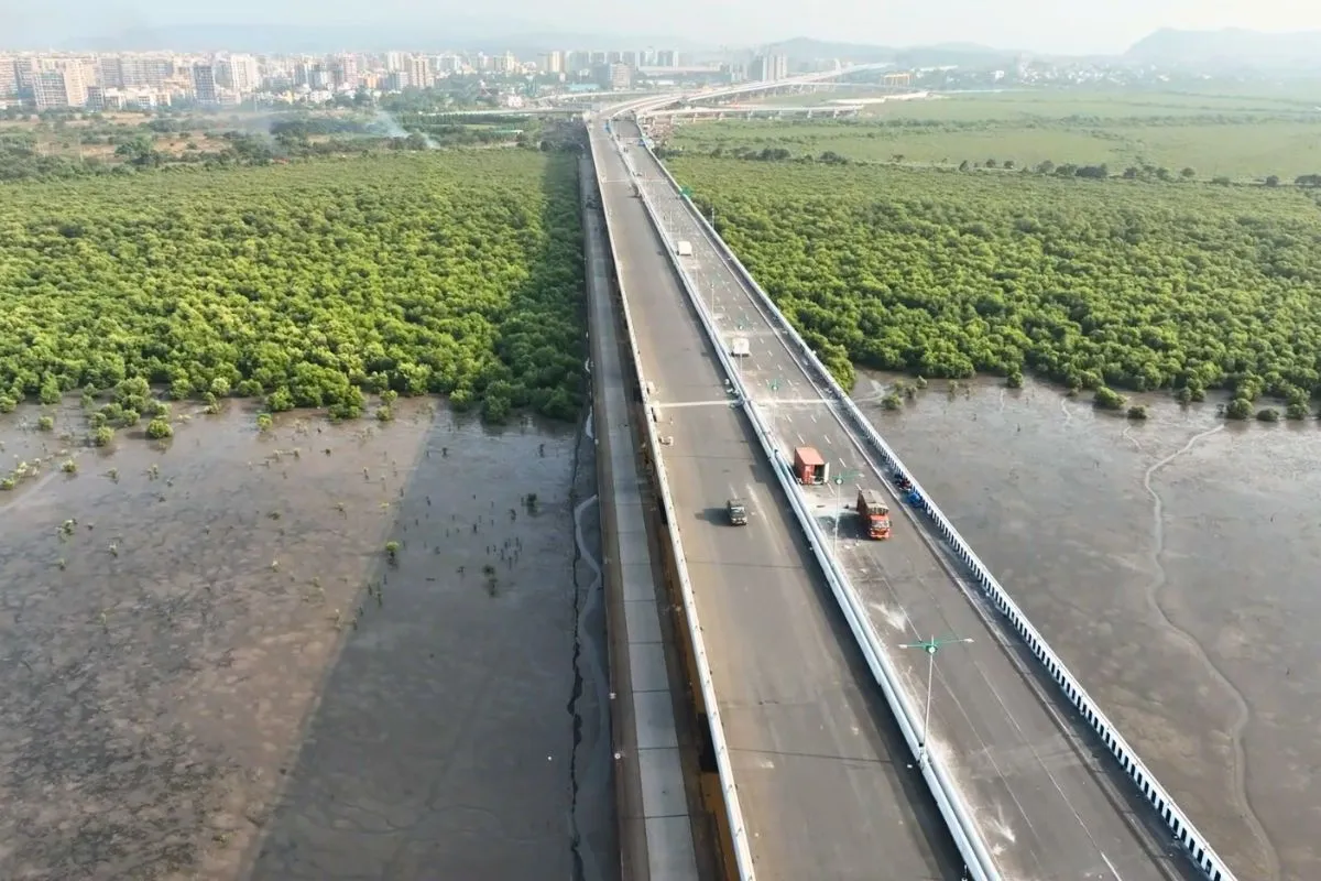 Zur Entlastung des städtischen Verkehrs entstand hier mit dem Mumbai Trans Harbour Link, auch Atal Setu genannt, eine 21,8 km lange, sechsspurige Meeresbrücke.