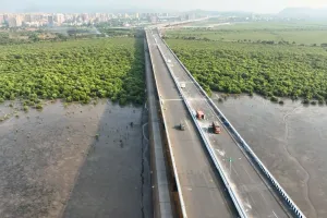 Zur Entlastung des städtischen Verkehrs entstand hier mit dem Mumbai Trans Harbour Link, auch Atal Setu genannt, eine 21,8 km lange, sechsspurige Meeresbrücke.