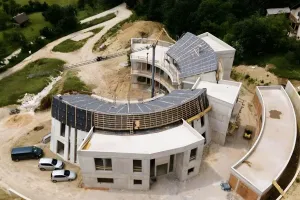 Luftaufnahme des Rohbaus der Luxusvilla