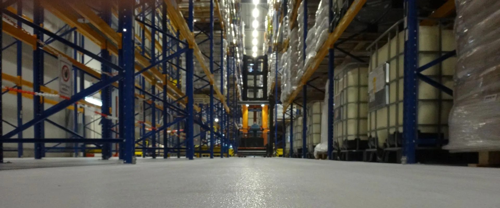 Sicht auf die Industriebodeninstandsetzung im laufenden Betrieb