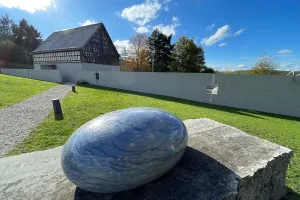 Das Museum mit der Sichtbetonmauer von außen