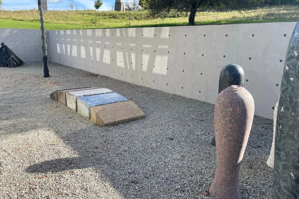 Foto der Betonkosmetik an den Außenmauern des Museums