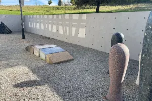 Foto der Betonkosmetik an den Außenmauern des Museums