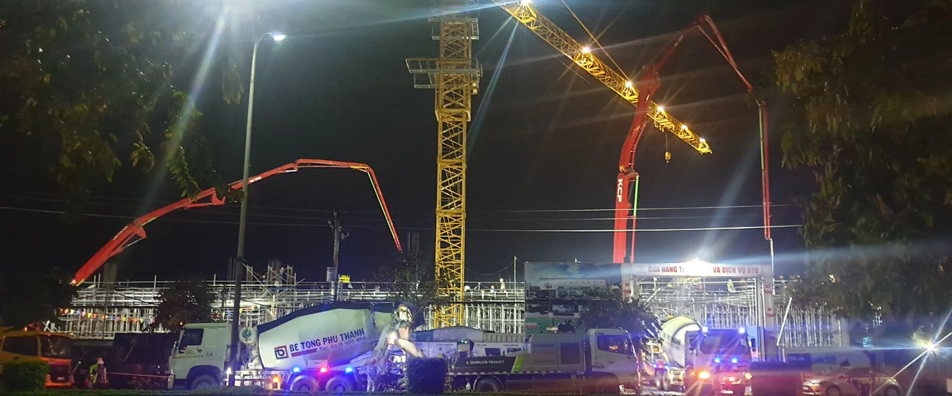 Blick auf die Betonierarbeiten bei Nacht