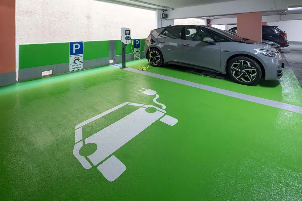 Blick auf den grün beschichteten Boden einer E-Ladestation