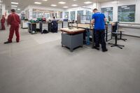Auszubildende arbeiten im Werkraum
