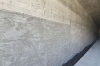 Nachdem 3,5 cm der alten Wandbeschichtung abgetragen waren, kam Nafufill KMH als Haftbrücke und Korrosionsschutzbeschichtung zum Einsatz.
