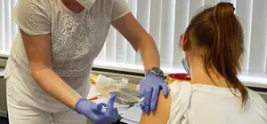 Dr. Stefanie Wiesenhütter, Teil des Impfteams um Dr. Bernd Wiesenhütter, dem Betriebsarzt der MC-Bauchemie, impft eine Ehefrau eines Mitarbeiters der MC-Bauchemie.