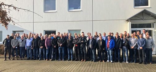 3. ombran Erfahrungsaustausch: Gruppenbild der Teilnehmer vor dem Ausbildungs- und Schulungszentrum der MC-Bauchemie in Bottrop.
