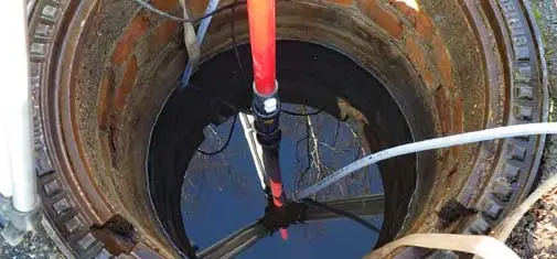Dichtheitsprüfung des Schachtes nach erfolgter Lineranbindung mit Wasser.