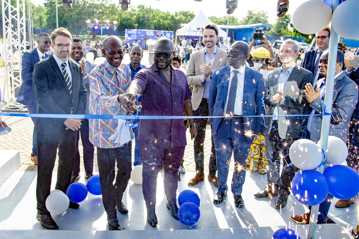 Francis Asenso-Boakye (Bildmitte), der Minister für Bau- und Wohnungswesen in Ghana, durchschneidet das blaue Band und eröffnet offiziell den neuen Standort der MC-Bauchemie Ghana in Accra.