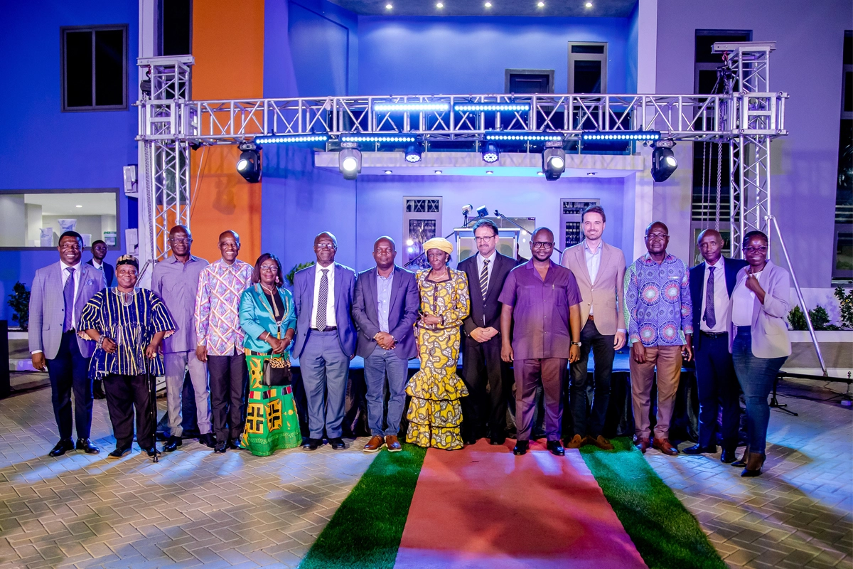 Gruppenbild mit den Honoratioren der feierlichen Standorteröffnung in Ghana.
