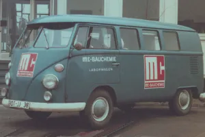 Ein Laborwagen vor dem Hauptgebäude in den 1960er Jahren.