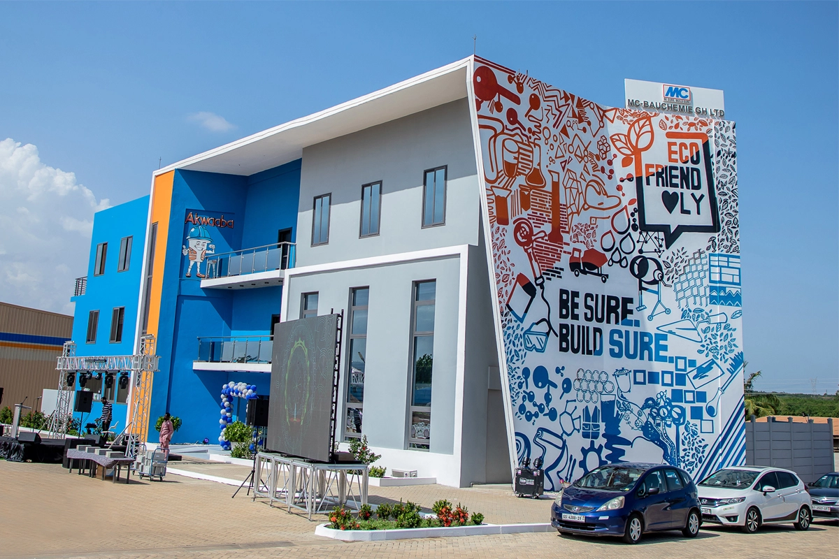 Seitenansicht des neuen Bürogebäudes der MC-Bauchemie Ghana mit Blick auf die kreativ gestaltete Fassade.