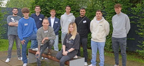Die neuen Azubis der MC-Bauchemie, hintere Reihe stehend v.l.n.r.: Robin Smit (Fachkraft für Lagerlogistik), Niels Fabian Bagsik (Industriekaufmann), Nico Neumann (Industriekaufmann), Elias Scholz (Produktionsfachkraft Chemie), Mertcan Özev (Produktionsfachkraft Chemie), Mehmet Ali Güler (Produktionsfachkraft Chemie), Phillip Doliwa (Fachinformatiker für Systemintegration); vordere Reihe sitzend v.l.n.r.: Luca Leander Wowra (Chemielaborant), Robin Trojan (Chemikant) und Kim Leoni Buchholz (Lacklaborantin).