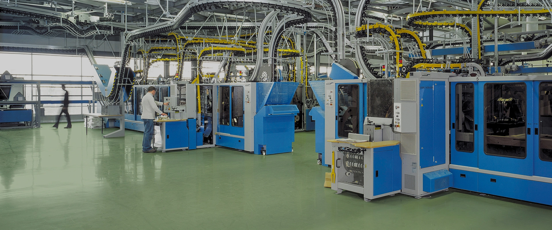 Auch in der Industrie sorgt die Hochleistungsbeschichtung MC-DUR TopSpeed für optisch ansprechende und belastbare Böden.