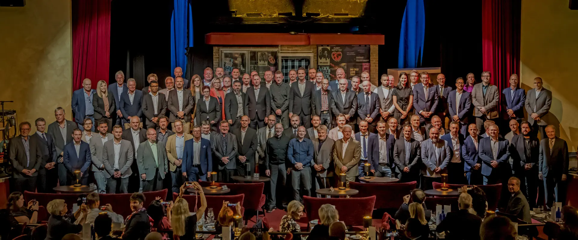 MC-Bauchemie lud alle Mitarbeiter, die zwischen 2020 und 2022 ihr 10-, 25- und 40-jähriges Dienstjubiläum erreicht haben, zu einer Gala im GOP Varieté-Theater ein.