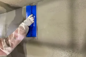 Der Mörtel wird mit einem Spachtel glatt gezogen. 